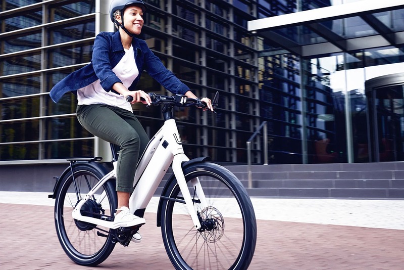 Une femme au volant d'un speedbike Stromer