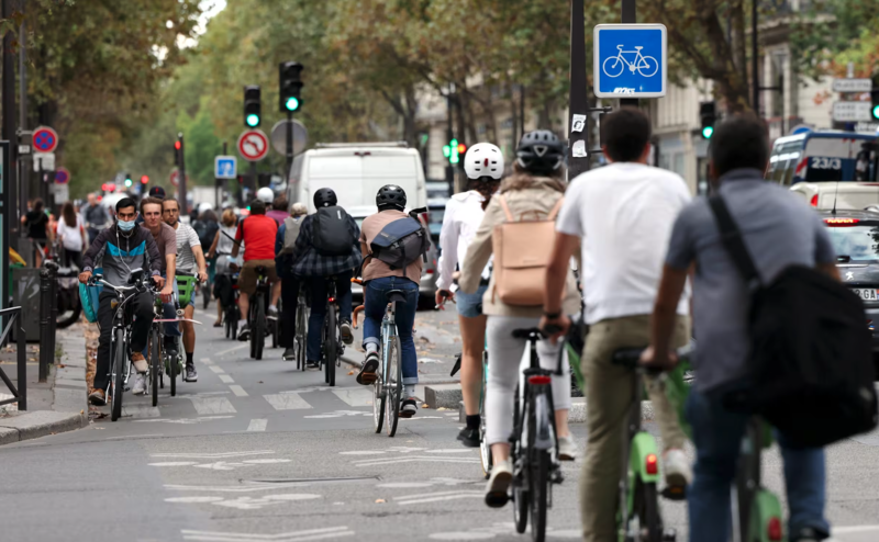 Une foule de monde à vélo en ville