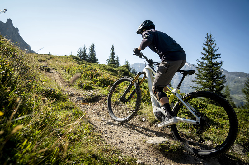 VTT électrique tout-suspendu sur un sentier de montagne #2