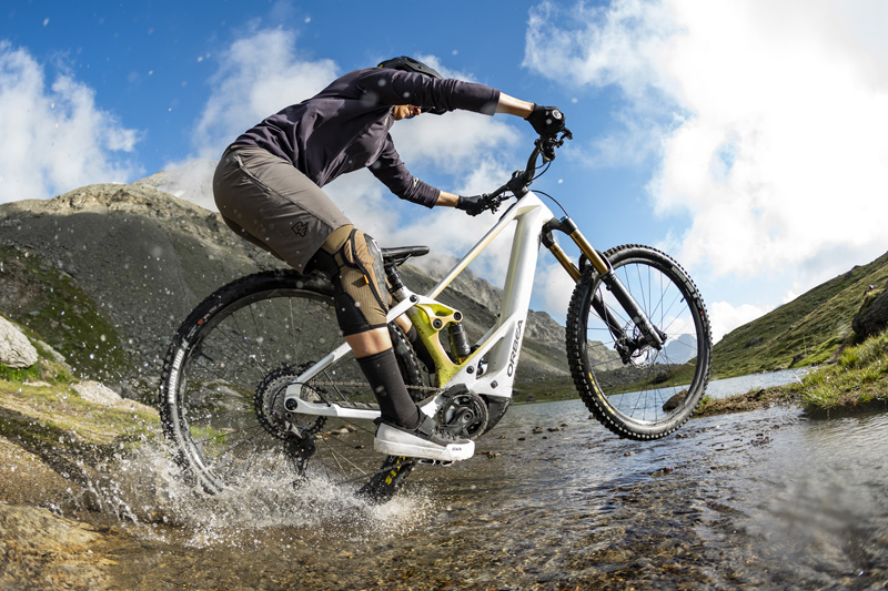 VTT électrique tout-suspendu sur un sentier de montagne #3