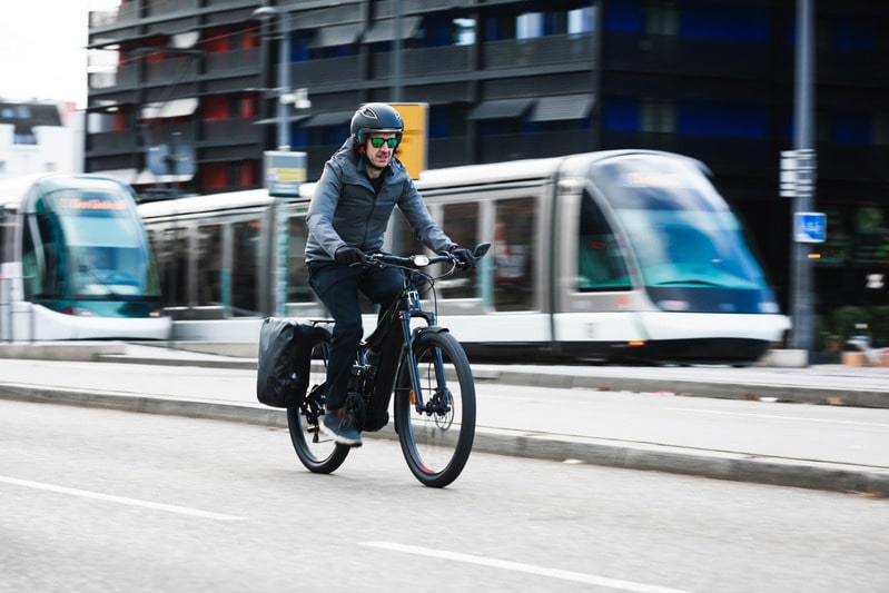 Un homme portant un casque conduit un speed bike en ville